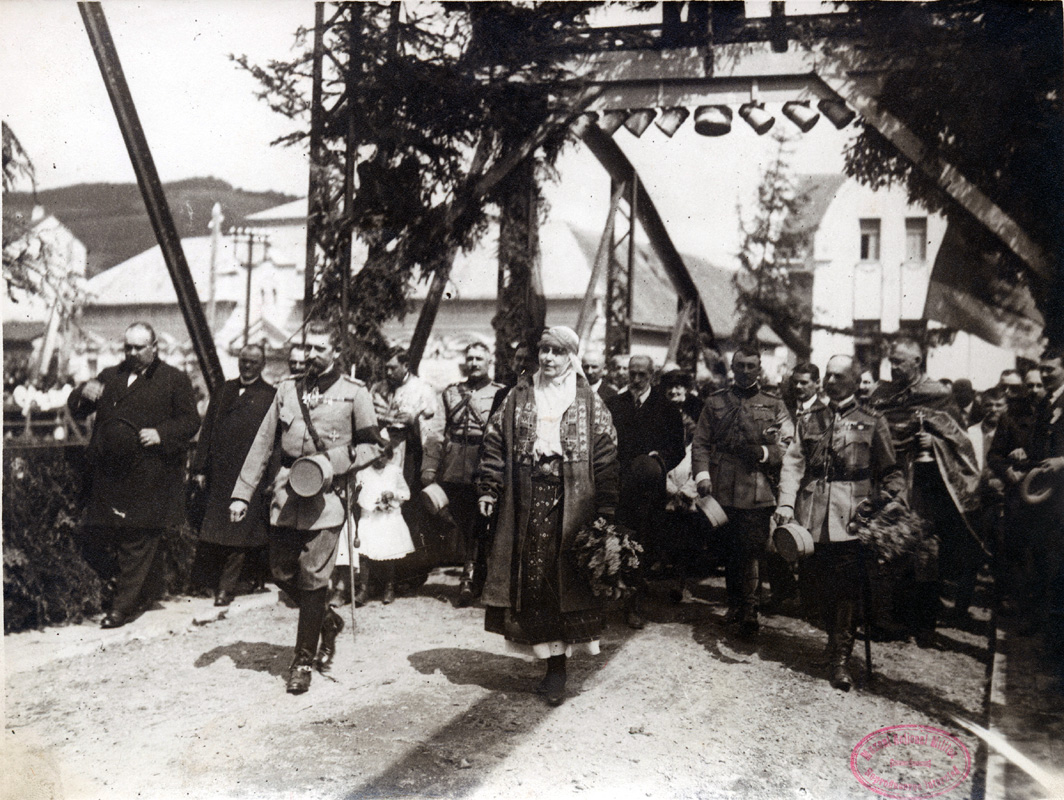177489 - Regele Ferdinand si Regina Maria peste podul Ferdinand I - Campeni, 1919