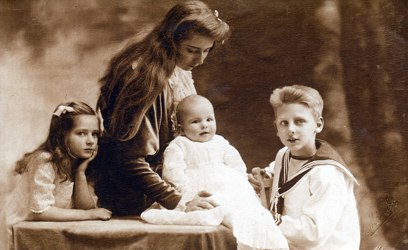 223672 - Principesa Marioara, Principele Nicolae, Principesa Ileana si Printul Mircea in 1913